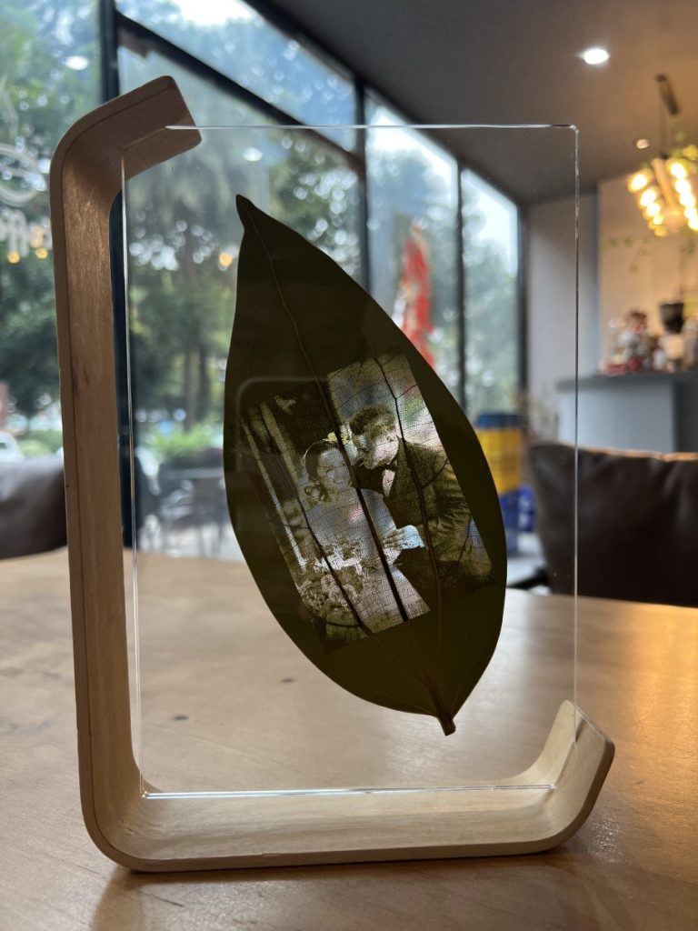 Floating picture on leaf frame